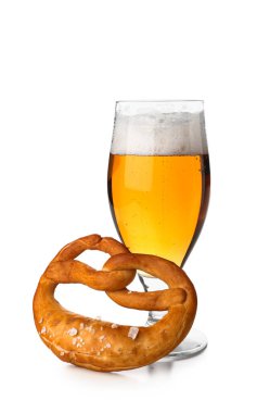 Yumuşak kraker ve beyaz arka planda bir bardak bira.