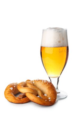 Yumuşak kraker ve beyaz arka planda bir bardak bira.