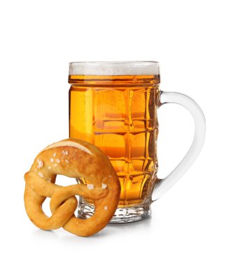 Yumuşak kraker ve beyaz arka planda bir bardak bira.