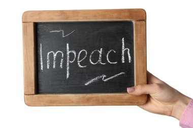 Beyaz arka planda IMPEACH sözcüğüyle yazı tahtası tutan kadın