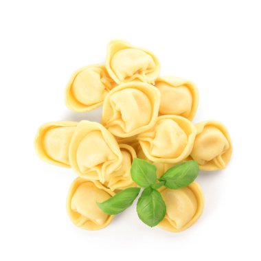 Beyaz arka planda çiğ köfte ve fesleğen.