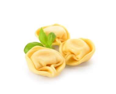 Beyaz arka planda fesleğenli çiğ hamur köftesi