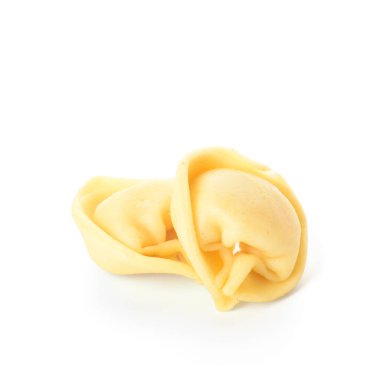 Beyaz arkaplanda çiğ hamur köftesi