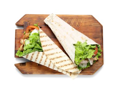 Beyaz arkaplanda lezzetli donör kebabı olan tahta