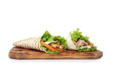 Beyaz arkaplanda lezzetli donör kebabı olan tahta