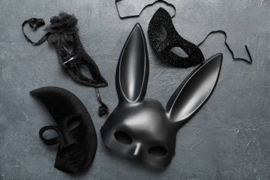 Siyah arkaplanda güzel maskeler