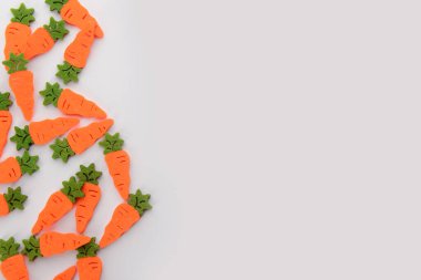 Beyaz arka planda havuç hissettim. Üst görünüm