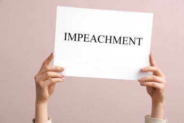 Pembe arka planda IMPEACHMENT pankart posteri tutan kadın