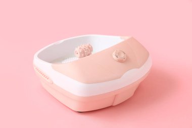 Pembe arka planda ayak banyosu