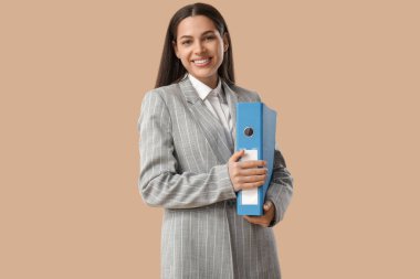 Bej arkaplanı olan güzel bir iş kadını.