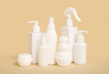 Bej arka planda kavanoz ve kozmetik ürünleri içeren kompozisyon