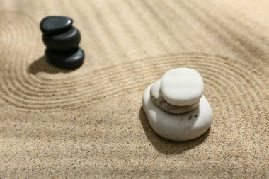 Kumda çizgileri olan spa taşları. Zen kavramı