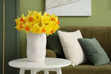 Sarı nergisli vazo oturma odasında, yakın plan.