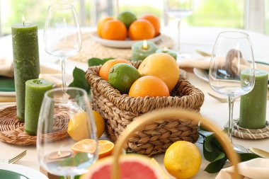 Oturma odasında narenciye ve mumlarla dolu güzel bir masa.