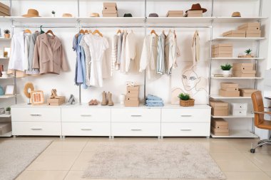 Giysileri ve ayakkabıları olan şık bir butiğin içinde.