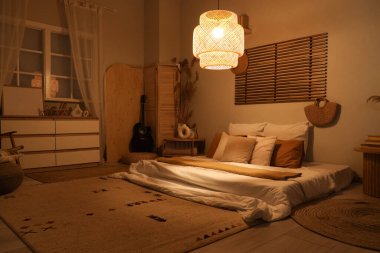 Şık bir yatak odası, rahat bir yatak odası, otlar ve akşamları parlayan lamba.