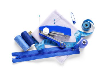 İplik makaralı, fermuarlı ve beyaz arkaplanda izole edilmiş şeritli elle dikiş makinesi.