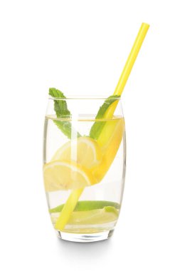 Beyaz arka planda naneli ve limonlu bir bardak lezzetli limonata.