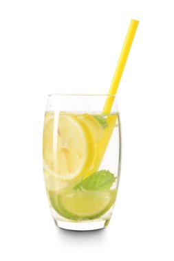 Beyaz arka planda naneli ve limonlu bir bardak lezzetli limonata.