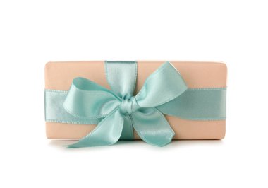 Beyaz arka planda mavi fiyonklu hediye kutusu. Uluslararası Kadınlar Günü