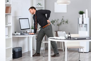 Genç işadamı Office sırt ağrısı muzdarip