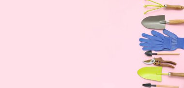Pembe arka planda bahçe malzemeleri ve metin için yer