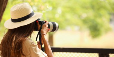 Hayvanat bahçesindeki genç bayan fotoğrafçı.