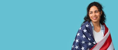 Mavi arka planda Amerikan bayrağı olan güzel, Afro-Amerikalı bir kadın.