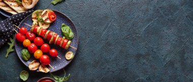 Koyu grunge arka planda lezzetli ızgara sebzeli tabak.