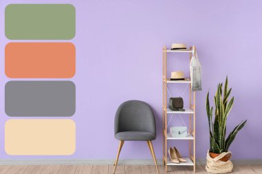 Leylak duvarının yanında aksesuarlı, sandalyeli ve çiçekli raf ünitesi. Farklı renk desenleri