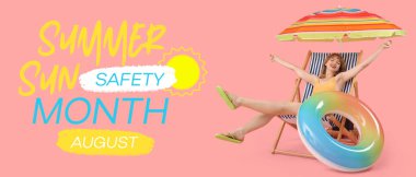 Yaz Güneşi Güvenliği Ayı için pankart şemsiyeli ve şişme yüzüklü plaj sandalyesinde oturan genç bir kadınla.