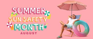 Yaz Güneşi Güvenliği Ayı için pankart. Şemsiyeli ve şişme yüzüklü genç adamla plaj sandalyesinde oturuyor.