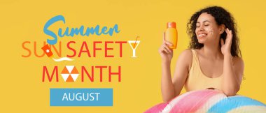 Yaz Güneşi Güvenliği Ayı için pankart. Mayolu ve güneş kremli genç bir kadın.