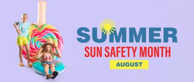 Yaz Güneşi Güvenliği Ayı için küçük çocuklar, şişme yüzük ve şilte.