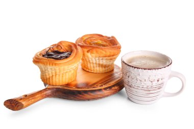 Beyaz arka planda lezzetli kabuklar ve bir fincan kahve.