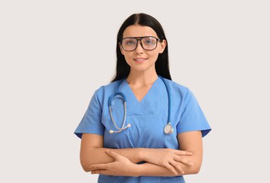 Hafif arka planda kadın doktor