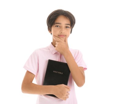 Beyaz arka planda incili olan düşünceli küçük bir çocuk.