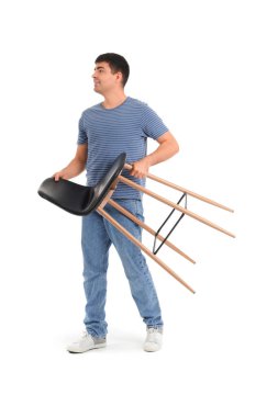 Genç adam beyaz arka planda dışkı taşıyor.