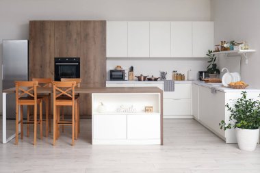 Modern mutfağın iç mimarisi.