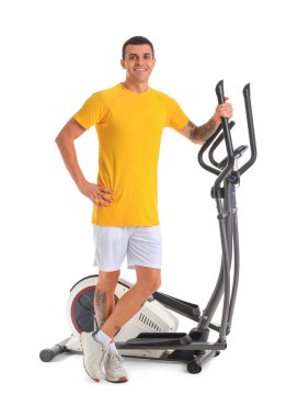 Beyaz arka planda spor yapan genç bir adam.