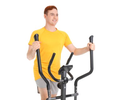 Sportif genç adam beyaz arka planda bisiklet egzersizi yapıyor.