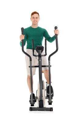 Sportif genç adam beyaz arka planda bisiklet egzersizi yapıyor.