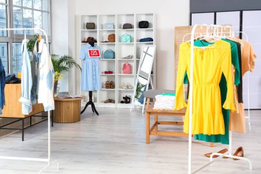 Manken ve rafları olan bir giyim mağazası.