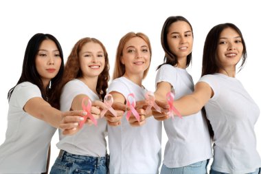 Beyaz arka planda pembe kurdeleli güzel kadınlar. Göğüs kanseri kavramı