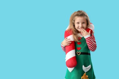 Renkli arka planda güzel bir Noel yastığı olan tatlı küçük kız.