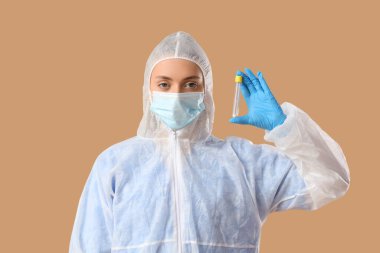 Bej arka planda test tüpü olan bir laboratuar çalışanı portresi