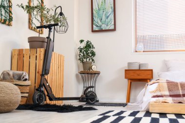 Yatak odasının içinde elektrikli scooter var.
