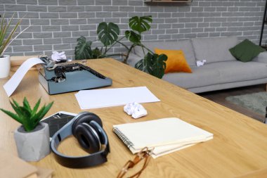 Yazarın ofisinde kağıt çarşaflı klasik daktilo.