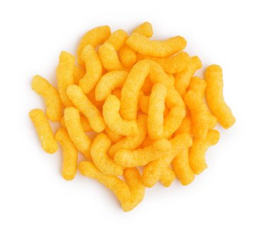 Beyaz arka planda lezzetli tuzlu mısır çubukları yığını