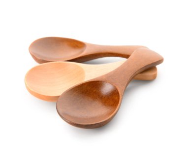 Beyaz arka planda üç boş tahta kaşık